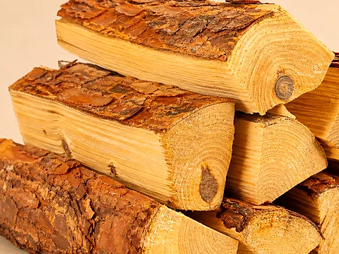 Сосновые дрова для растопки и уличных печей — крупный план торцов поленьев